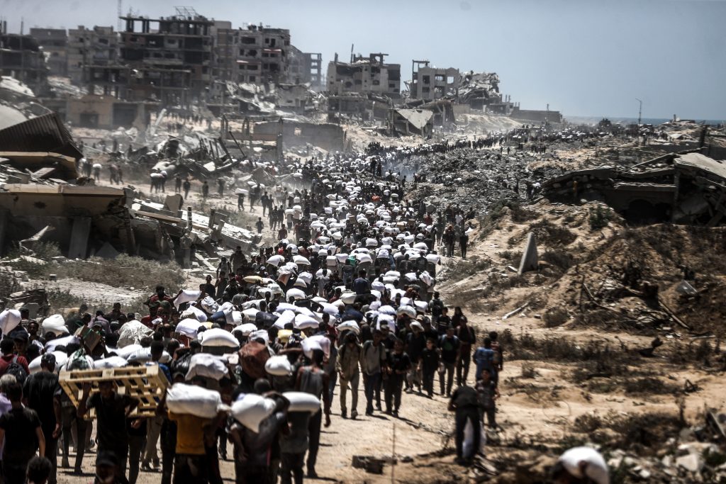 palestinians-who-are-left-to-starve-by-israel-crowded-around-an-aid-distribution_8522_l-1024x683 Manavgat Ziraat Odası Başkanı Metin, AA'nın "Yılın Kareleri" Oylamasına Katıldı
