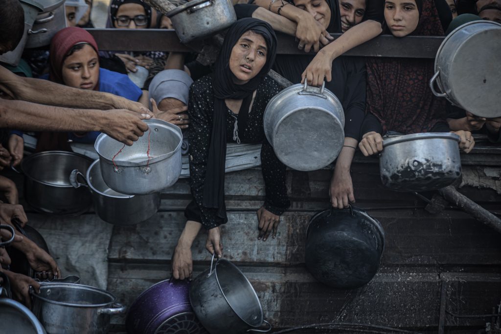 struggling-with-starvation-palestinians-in-gaza-receive-food_8514_l-1-1024x683 MASTOB Başkanı Zafer Süral, AA’nın "Yılın Kareleri" Oylamasına Katıldı