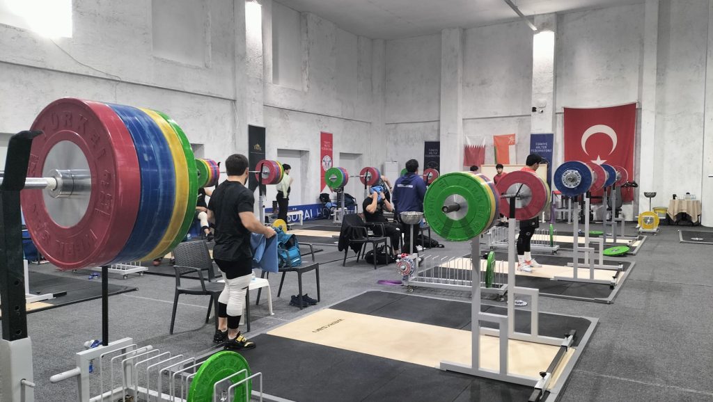 Antalyada-Halter-Kampi-6-Ulkeden-60-Sporcu-Olimpiyatlara-Manavgatta-Hazirlaniyor-1-1024x578 HALTERİN KALBİ ANTALYA’DA ATIYOR: OLİMPİYAT ŞAMPİYONLARI MADALYA İÇİN SÜRAL RESORT’TA!