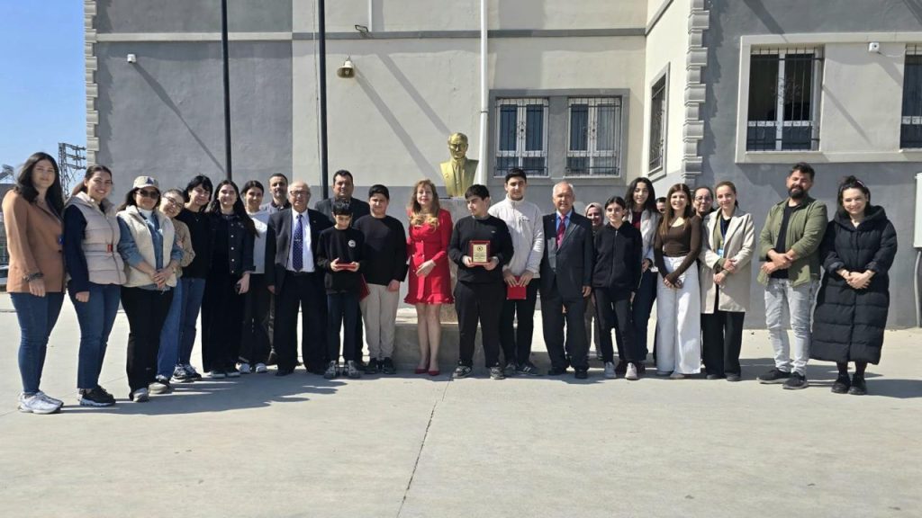 Ataturk-Kultur-Dayanisma-Egitim-Vakfi-AKDEV-Genel-Baskani-Gul-Karyaldiz-1024x576 Karyaldız, Fırtınaya Direnen 23 Nisan Ruhunu Ödüllendirdi