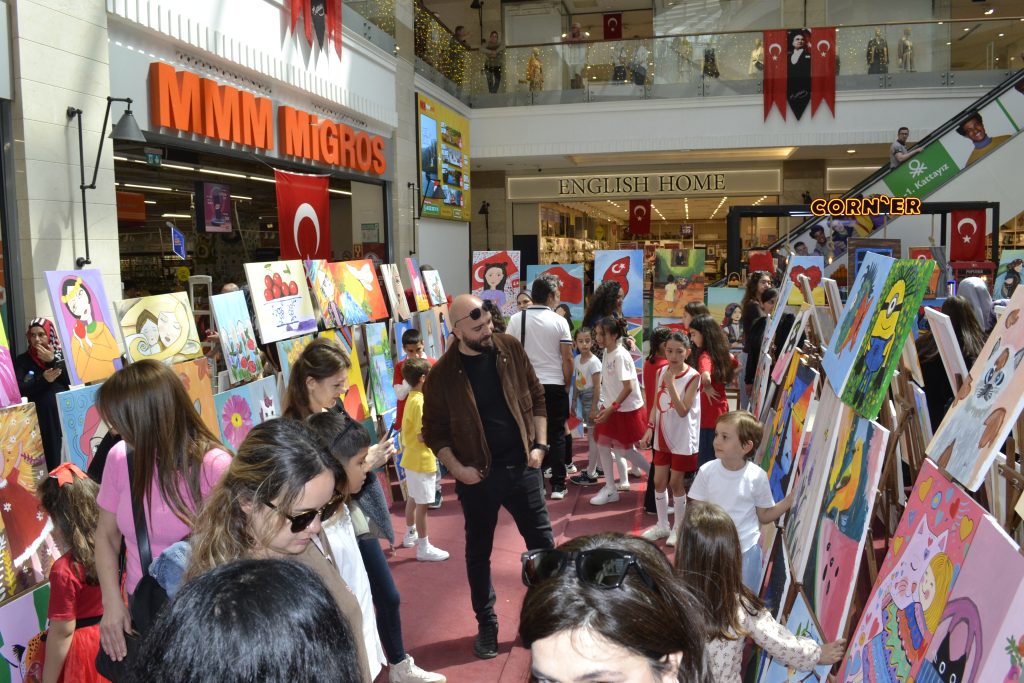 DSC0168-1024x683 Manavgat’ta "Sanat Elçileri" Geçidi: 23 Nisan Coşkusu Tuvallere Sığmadı!