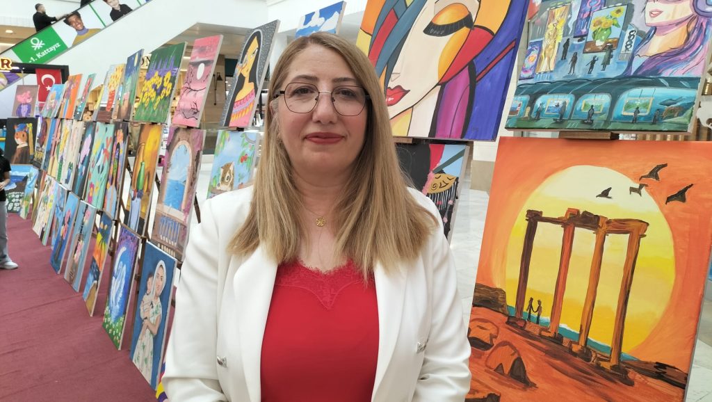 Nurcan-Simsek-Resim-Opgtretmeni-1024x578 Manavgat’ta "Sanat Elçileri" Geçidi: 23 Nisan Coşkusu Tuvallere Sığmadı!