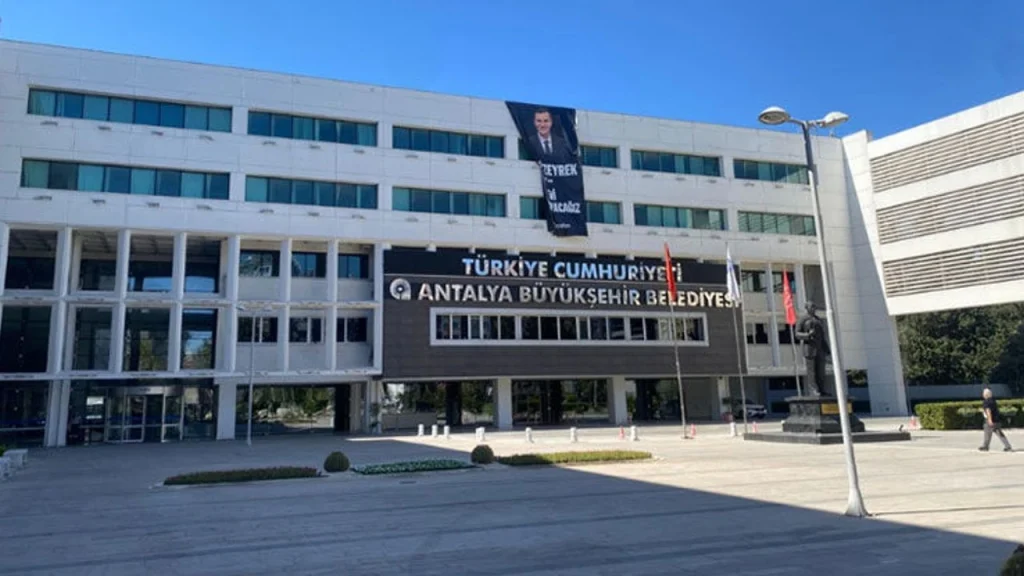 antalya-buyuksehir-belediyesi-protokol-sube-muduru-yavuz-gozaltina-alindi-1024x576 Antalya'da Sıcak Gelişmeler: Yolsuzluk Operasyonu, Kar Sürprizi ve Kültür-Sanat