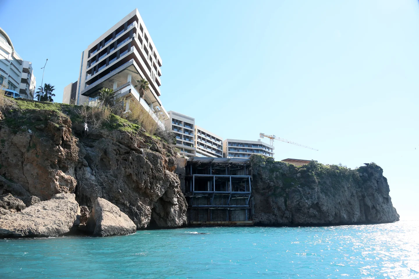 Antalya’da Sıcak Gelişmeler: Yolsuzluk Operasyonu, Kar Sürprizi ve Kültür-Sanat