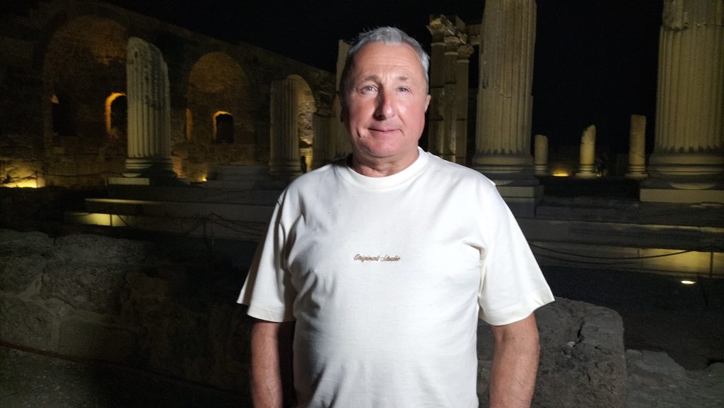 Ingiliz-turist-Gerrard-McKenne-1024x578 Side Antik Kenti'nde Gece Müzeciliği Yoğunluğu Başladı