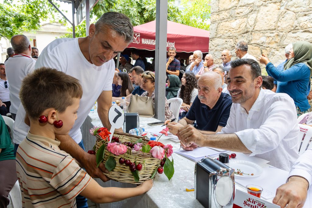 MANAVGATTA-2.-BURMAHAN-KIRAZ-SENLIGI-DUZENLENDI-4-1024x683 MANAVGAT’TA 2. BURMAHAN KİRAZ ŞENLİĞİ DÜZENLENDİ