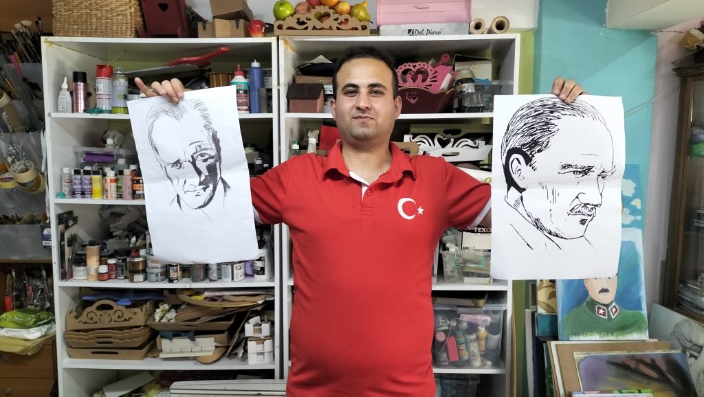 Resulhan-KOZAN-2-1024x578 İki Eliyle Aynı Anda İki Farklı Atatürk Portresi Çiziyor