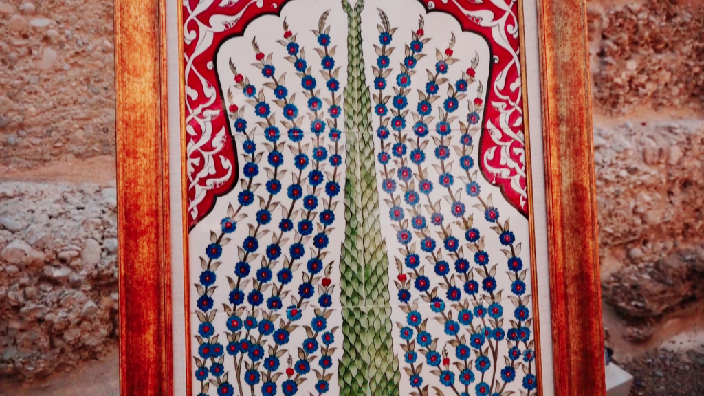Side-Muzesinde-Muhtesem-Zaman-Yolculugu-Selcuklu-ve-Osmanli-Saray-Sofralari-Cini-Sanatiyla-Yeniden-Kuruldu-12-1024x576 Side Müzesi’nde Muhteşem Zaman Yolculuğu