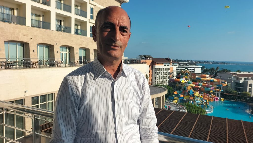 Cetin-Aktas-Horus-Paradise-Hotel-Genel-Muduru-1024x577 Manavgat'ta Sıcak Havadan Bunalan Turistler Köpük Partisiyle Serinledi
