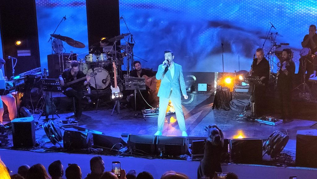 Gokhan-Tepe-Alanyadaki-konserde-30.-sanat-yilini-ve-30-Agustosu-kutladi-5-1024x578 Gökhan Tepe’den Alanya’da 30. Yıl ve Zafer Bayramı Coşkusu