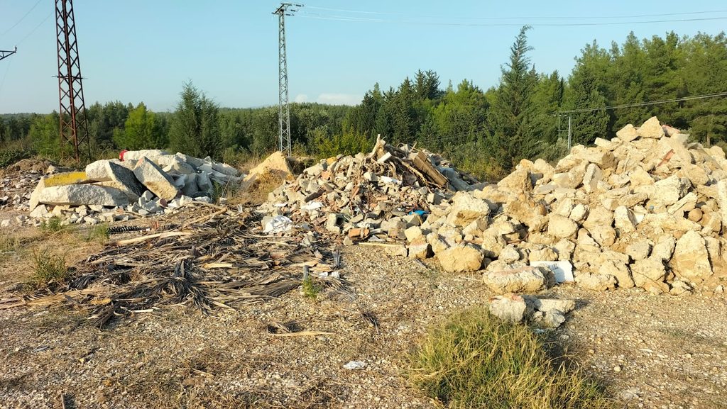 WhatsApp-Image-2026-10-12-at-10.31.47-1-1024x577 Manavgat’ta Doğaya Bırakılan Atıklar Vatandaşların Tepkisine Neden Oldu